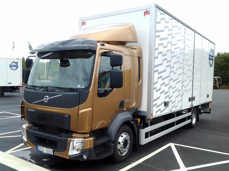Illustration for article titled Viral Video: New Volvo FL Chased By Bulls